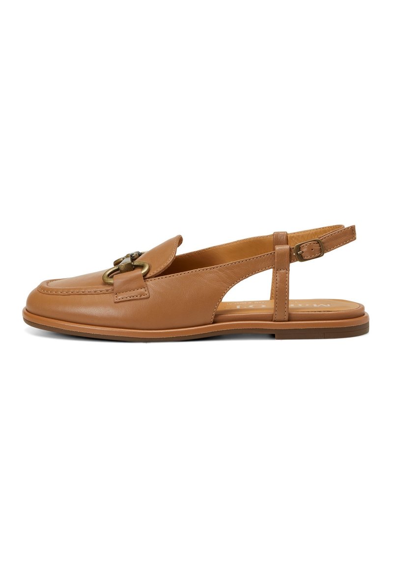 Brązowe skórzane buty slingback o gładkim wykończeniu, zaokrąglonym nosku i dekoracyjnym zapięciu. Podeszwa jest płaska i smukła dla większego komfortu.