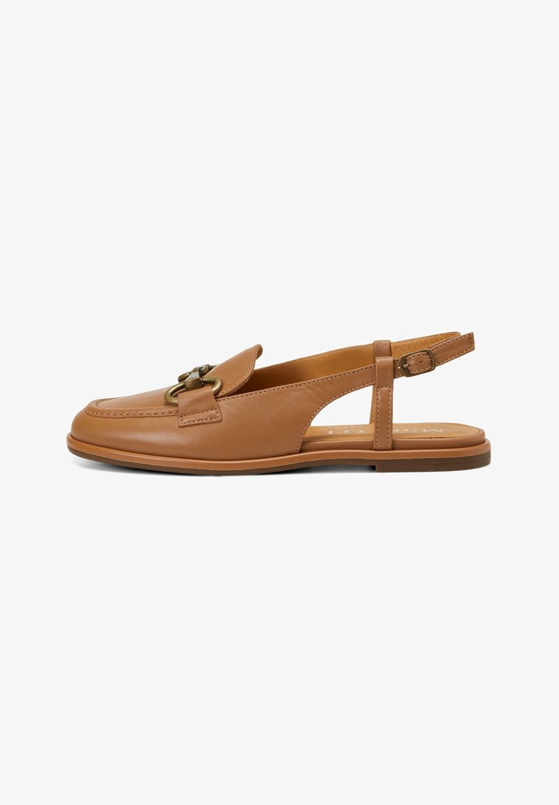 Brązowe skórzane buty slingback o gładkim wykończeniu, zaokrąglonym nosku i dekoracyjnym zapięciu. Podeszwa jest płaska i smukła dla większego komfortu.