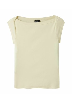 Kremowy, prążkowany krótki sweterek z szerokim, okrągłym dekoltem i małą czarną metką wewnątrz kołnierza.