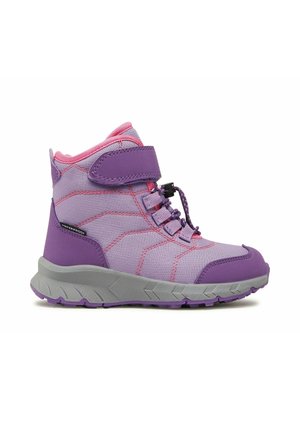 Fioletowo-różowy wodoodporny, wysokiego kroju but sportowy z paskiem na rzep, elastycznymi sznurowadłami i grubą szarą podeszwą, pokazany z boku.
