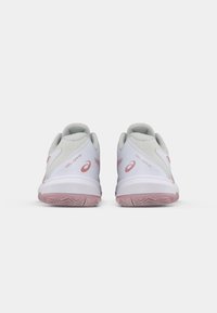 Weiße Sportschuhe mit hellrosa Akzenten, strukturiertem Mesh-Obermaterial, gepolstertem Fußbett und gut sichtbarem Markenlogo an der Ferse und an der Seite.