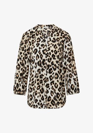 Blouse à imprimé léopard avec un décolleté en V, des manches trois quarts et une coupe légèrement ample. Présente un arrière-plan beige clair avec des taches noires et brunes.