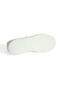 Semelle de chaussure en caoutchouc blanc avec un motif de grip texturé, forme arrondie et bords relevés. Fini lisse avec des carrés de motif pour l'adhérence.