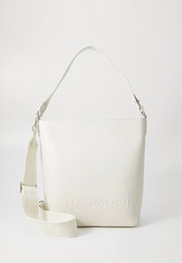 Sac à bandoulière en cuir blanc avec une finition lisse, doté d'une poignée souple, d'une bandoulière en tissu ajustable et d'un logo de marque embossé à l'avant.