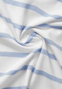 Tejido de algodón con base blanca y rayas horizontales de color azul claro, con una textura suave y un caído casual y relajado.
