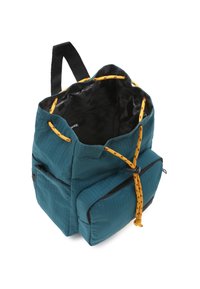 Tyrkysový látkový batoh s texturovaným povrchem, žlutou šňůrkou a akcenty, s přední kapsou na zip a otevřeným vrchním designem.