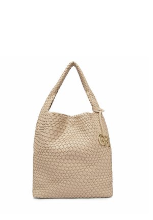 Bolso de mano de cuero tejido en color beige con un solo asa trenzada y un pequeño adorno decorativo dorado en el lateral.