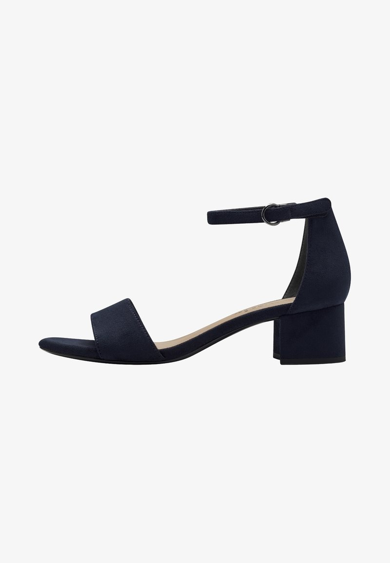 Sandale pour femme en daim bleu marine avec un petit talon bloc, bout ouvert et bride de cheville réglable avec une boucle ronde.