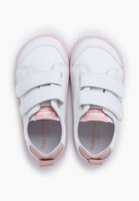 Scarpe per bambini bianche e rosa con tomaia in pelle liscia, due cinturini in velcro e suola texture. Marchio visibile all'interno della scarpa.