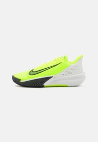 Neon gul atletikskoer med sorte accenter og hvid mellemsål; har struktureret stof, snørebåndsdesign og et karakteristisk dækmønster.