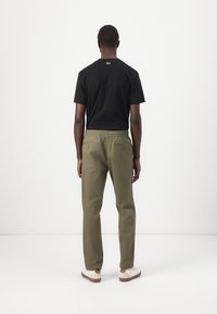 Lacoste Pantaloni - olive