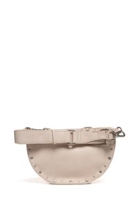Beżowa skórzana saszetka w kształcie półksiężyca, o fakturowanej powierzchni, z metalowymi ćwiekami wzdłuż krawędzi oraz regulowanym paskiem z zapięciem na klamrę.