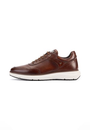 Zapatilla baja de cuero marrón con paneles texturizados, cordones marrones, suela acolchada blanca y suela negra, vista de lado sobre fondo blanco.