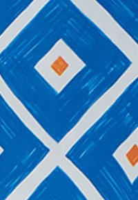 Tessuto blu a motivo con forme di diamante bianche e quadrati interni arancioni e bianchi, creando un design geometrico audace con un aspetto testurizzato.