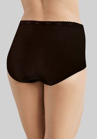 Slip in cotone nero con bordo in pizzo a scallop. Tessuto liscio con design aderente, che offre una copertura totale sul retro.