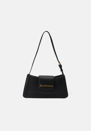 Czarna torebka z faux skórki w kształcie prostokąta, ze złotym logo i jedną regulowaną rączką. Posiada zapięcie na klapkę oraz elegancki design.