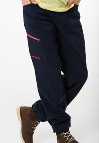 Tmavě modré outdoorové kalhoty s růžovým kapsičkovým zipem a logem Patagonia. Vyrobené z lehké látky, mají volný střih a pevné švy.