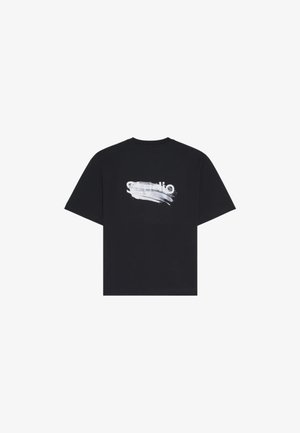 T-shirt en coton noir avec un col rond et des manches courtes. Présente un design de coup de pinceau blanc et du texte de marque au dos.