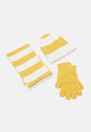 Conjunto de gorro, cachecol e luvas com riscas amarelas e brancas alternadas, apresentando uma textura canelada e bordas sem costura.