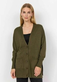 Olivově zelený cardigan s výstřihem do V, zapínáním na knoflíky, dvěma předními kapsami a žebrovanými manžetami. Pletená textura s volným střihem.