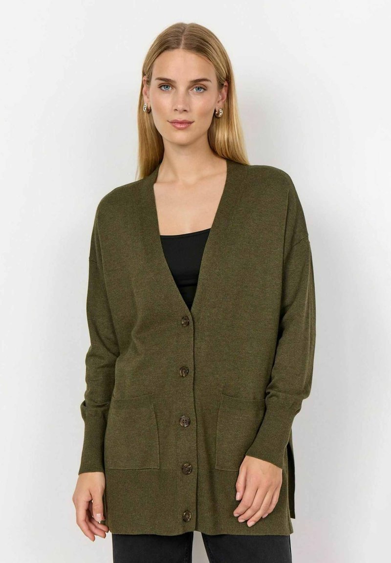 Olivově zelený cardigan s výstřihem do V, zapínáním na knoflíky, dvěma předními kapsami a žebrovanými manžetami. Pletená textura s volným střihem.