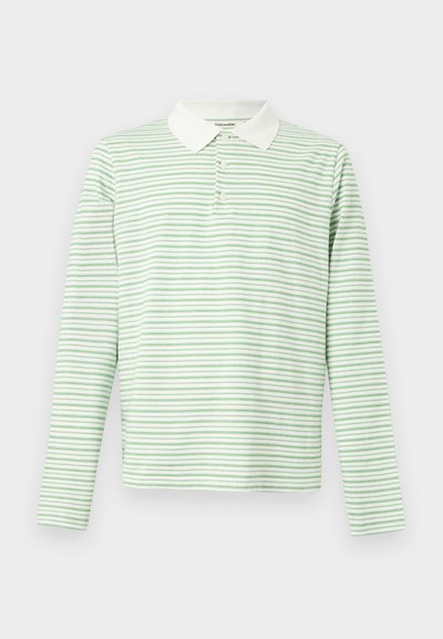 Μακρυμάνικη πόλο μπλούζα με λεπτές οριζόντιες πράσινες και λευκές ρίγες και λευκό γιακά, με πλάκα δύο κουμπιών.