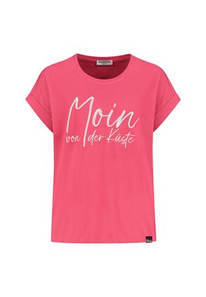Rosa T-Shirt mit kurzen Ärmeln und aufgerollten Bündchen, vorne weißer Schriftzug "Moin von der Küste", Etikett in Größe M im Kragen sichtbar.