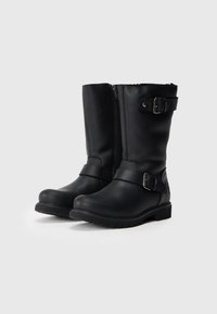 Botas de couro pretas até ao meio da panturrilha com fecho de correr lateral, duas fivelas ajustáveis e solas de borracha resistentes sobre um fundo branco.