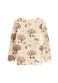 Beige langarmshirt met herfstbomen, manden, speelse katten, een hond, paddenstoelen en kleine bloemen bedrukt in warme aardetonen.