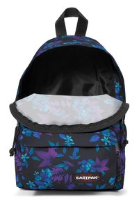 Zwarte bloemenrugzak met paarse en blauwe bloemenpatronen, voorzien van een rits hoofdcompartiment en een voorvak, gemaakt van duurzaam materiaal.