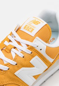 New Balance ML574 UNISEX - Sapatilhas - yellow