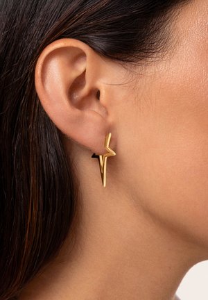 Geometrische goldene Ohrringe mit einem Zickzack-Design, das eine Kombination aus polierten und matten Oberflächen zeigt. Leicht und in modernem Format.