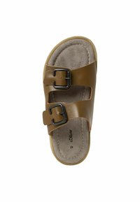 Sandale slide en cuir marron avec deux boucles noires ajustables, semelle intérieure en cuir suédé et design ouvert sur l'avant. Présente une finition lisse et des coutures en léger contraste.