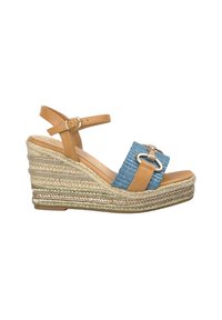 Sandalo con zeppa, con cinturino alla caviglia in pelle color cuoio e tomaia intrecciata blu. Presenta una soletta in juta intrecciata e un dettaglio di fibbia in tono argento.
