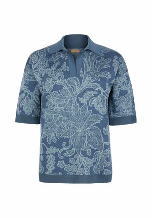 Blå kortærmet strikket poloshirt med lyseblåt indviklet blomsterprint og åben krave detalje.