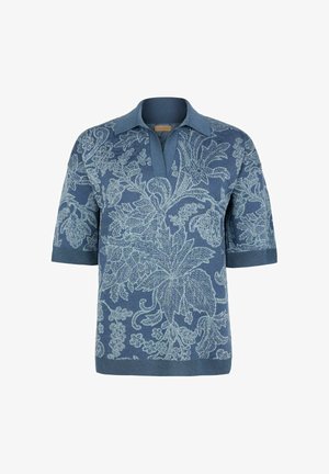 Niebieska krótka dzianinowa koszulka polo z jasnoniebieskim, misternym wzorem kwiatowym i otwartym kołnierzem.