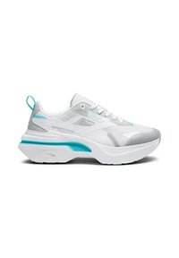 Chaussures de sport blanches avec une tige en maille, des accents gris, des touches turquoise et une semelle épaisse. Présente un design à lacets et une languette à l'arrière.