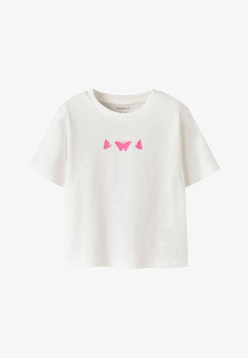 T-shirt blanc à manches courtes avec trois papillons roses imprimés sur la poitrine, doté d'un col rond.