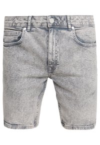 Pantalones cortos de mezclilla gris claro con una textura desgastada, diseño de cinco bolsillos, cierre de botón metálico y detalles cosidos a lo largo del dobladillo.