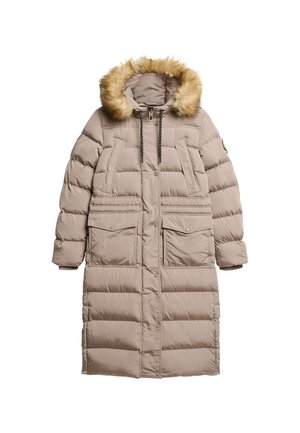 Manteau d'hiver long beige avec capuche en fourrure, présentant une fermeture éclair à l'avant, deux grandes poches avant et un motif matelassé sur l'ensemble.