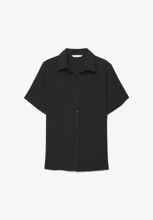 Chemise noire à manches courtes avec boutons et col pointu, étalée à plat sur un fond blanc.