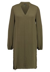 Abito verde oliva realizzato in tessuto leggero, con scollatura a V, maniche lunghe con polsini elasticizzati e fessure laterali per facilitare i movimenti.