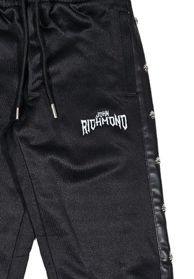 Pantaloni jogger neri con pannelli laterali in pelle a contrasto, dotati di dettagli in metallo argentato e logo "John Richmond" in bianco. Vita elastica.