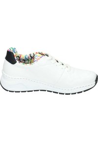 Sneaker bianca con accentuazione nera sul tallone, suola in gomma testurizzata, design con lacci tondi e fodera interna colorata e fantasiosa. Progettata per il comfort.