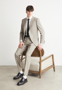 BOSS HUGE - Uzvalks - open beige