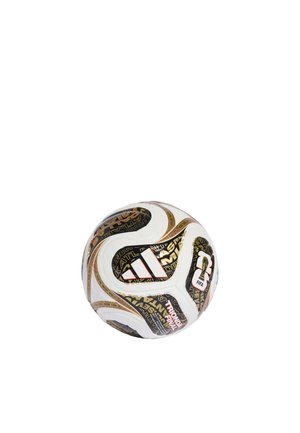 Balón de fútbol blanco con patrones negros, dorados y marrones, logo de Adidas y marca FIFA sobre un fondo blanco liso.