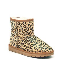 Stivale alla caviglia con stampa leopardata, dotato di morbida fodera in pelliccia sintetica, esterno simile alla suede, punta arrotondata e suola in gomma con scanalature per la presa.