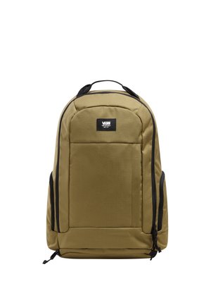 Mochila de tela verde oliva con cremalleras y acentos negros, que cuenta con un respaldo acolchado, correas ajustables y un bolsillo frontal.