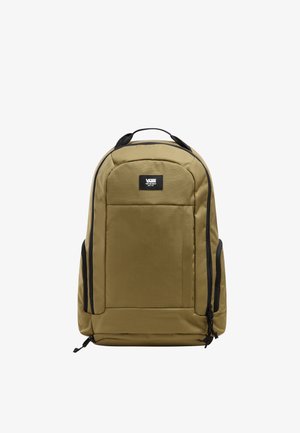 Mochila de tela verde oliva con cremalleras y acentos negros, que cuenta con un respaldo acolchado, correas ajustables y un bolsillo frontal.