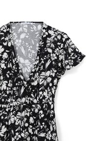 Abito floreale nero con scollatura a V profonda, maniche corte e vita aderente. Presenta un motivo floreale bianco. Tessuto leggero.